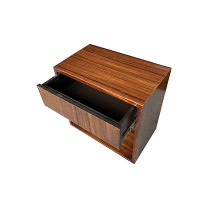 Buró de madera mostrando el detalle y funcionamiento del cajón.