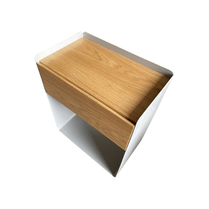 Buró estilo moderno, parte superior mostrando el acabado en madera natural.