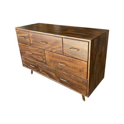 Cómoda Graz, vista lateral del mueble con cajones integrados en color café barnizado.