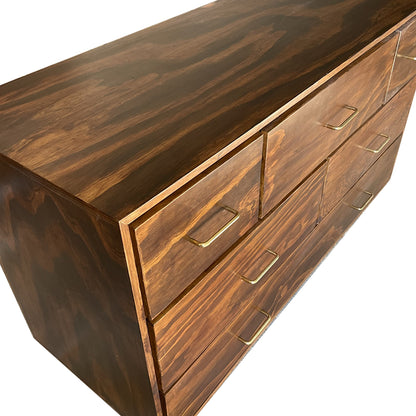 Cómoda Graz, vista a detalle de la parte superior lateral del mueble en color café barnizado.