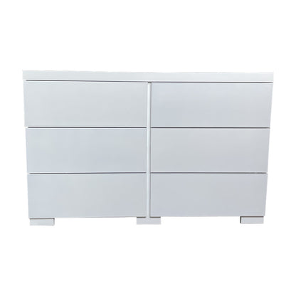 Cómoda Kiev, cajonera en color blanco con seis compartimientos de almacenamiento.