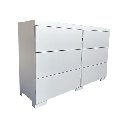 Cómoda Kiev, vista lateral del mueble con seis cajones en color blanco liso.