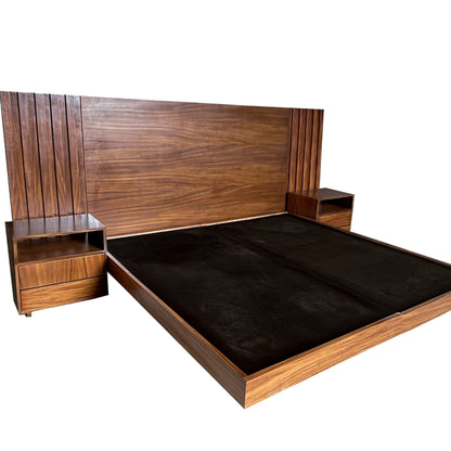 Recámara Rennes, vista lateral de la base para cama con cabecera y burós integrados en color café barnizado.