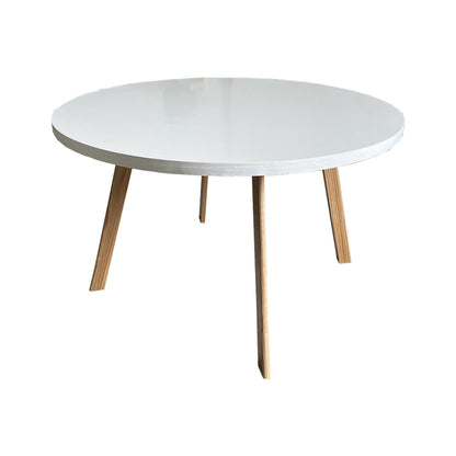 Comedor redondo y de color blanco, con vista lateral, viendo las patas delanteras y traseras. 