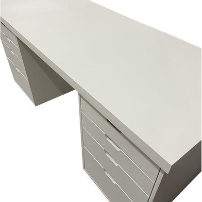 Escritorio Lisboa, vista superior del mueble, mostrando los detalles de cajonera y base de arriba en color blanco liso.