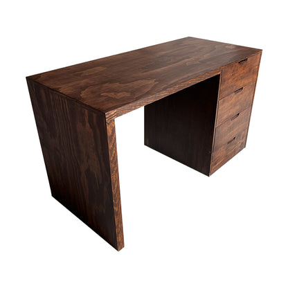 Escritorio Gerona, vista lateral del mueble con cuatro cajoneras en color café barnizado.