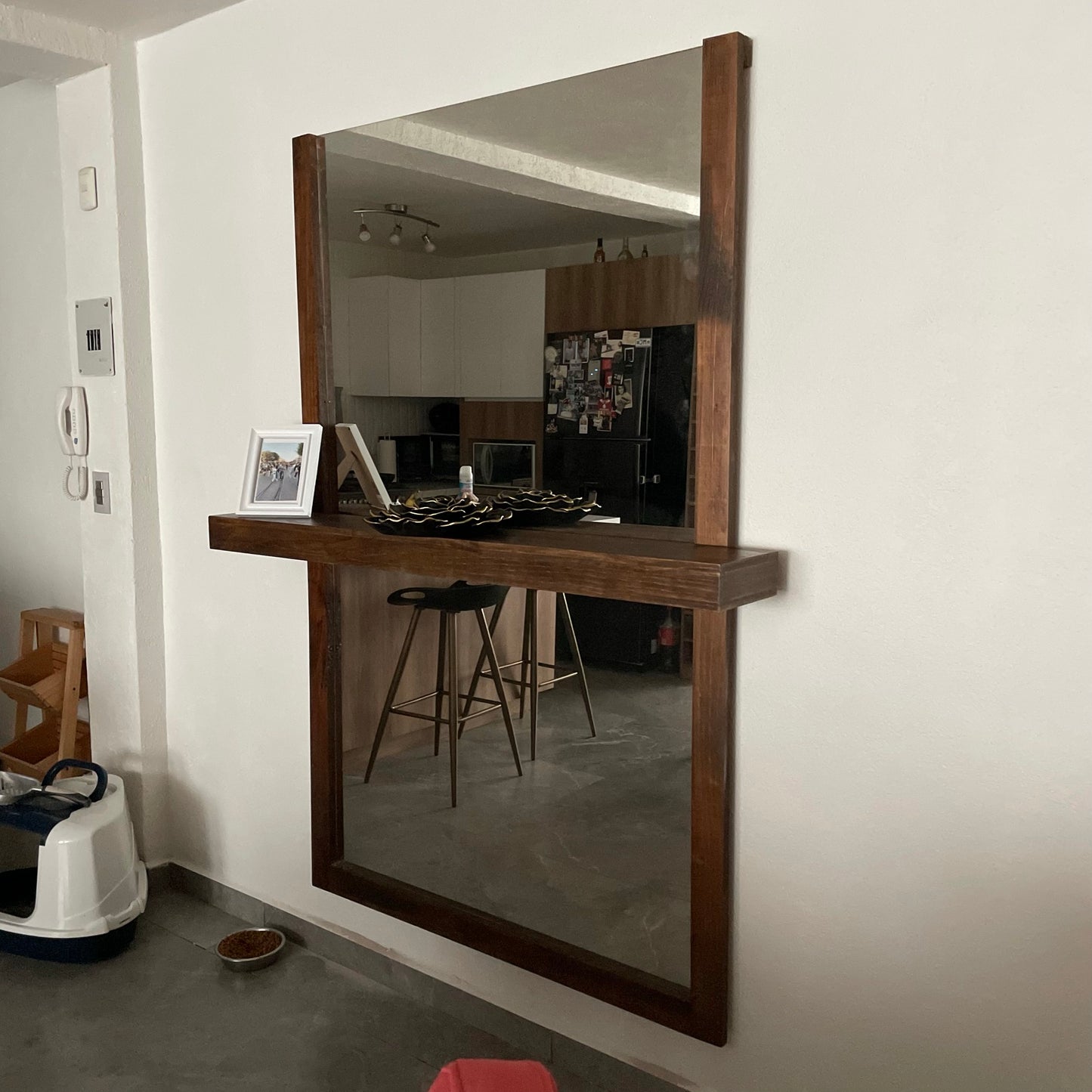 Espejo con respisa con acabado semi mate.