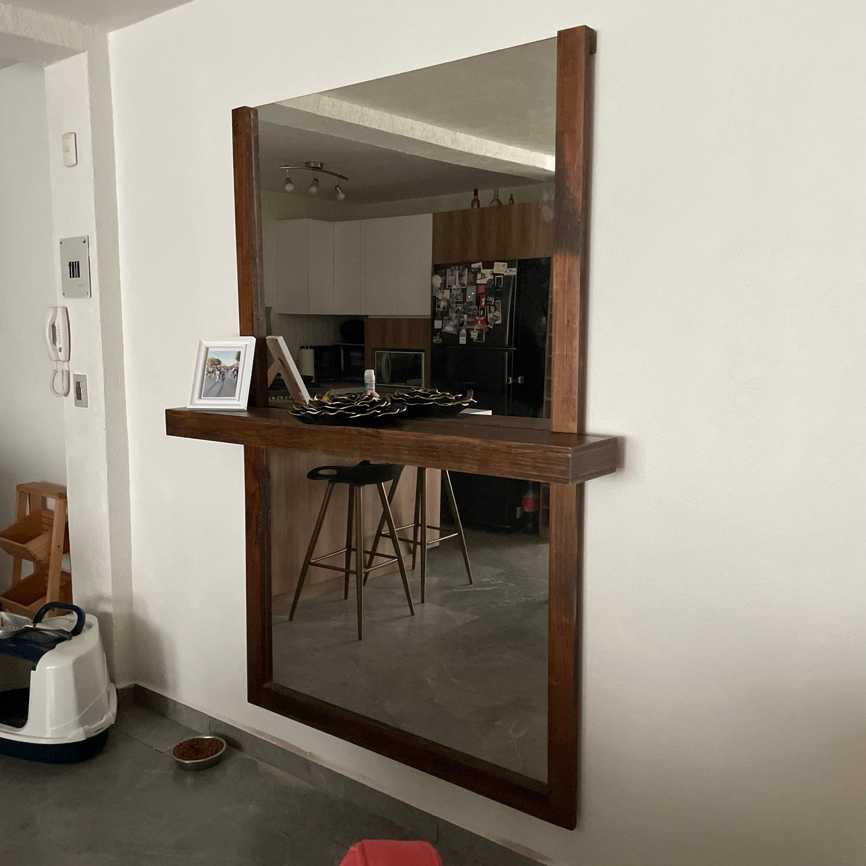 Espejo con respisa con acabado semi mate.