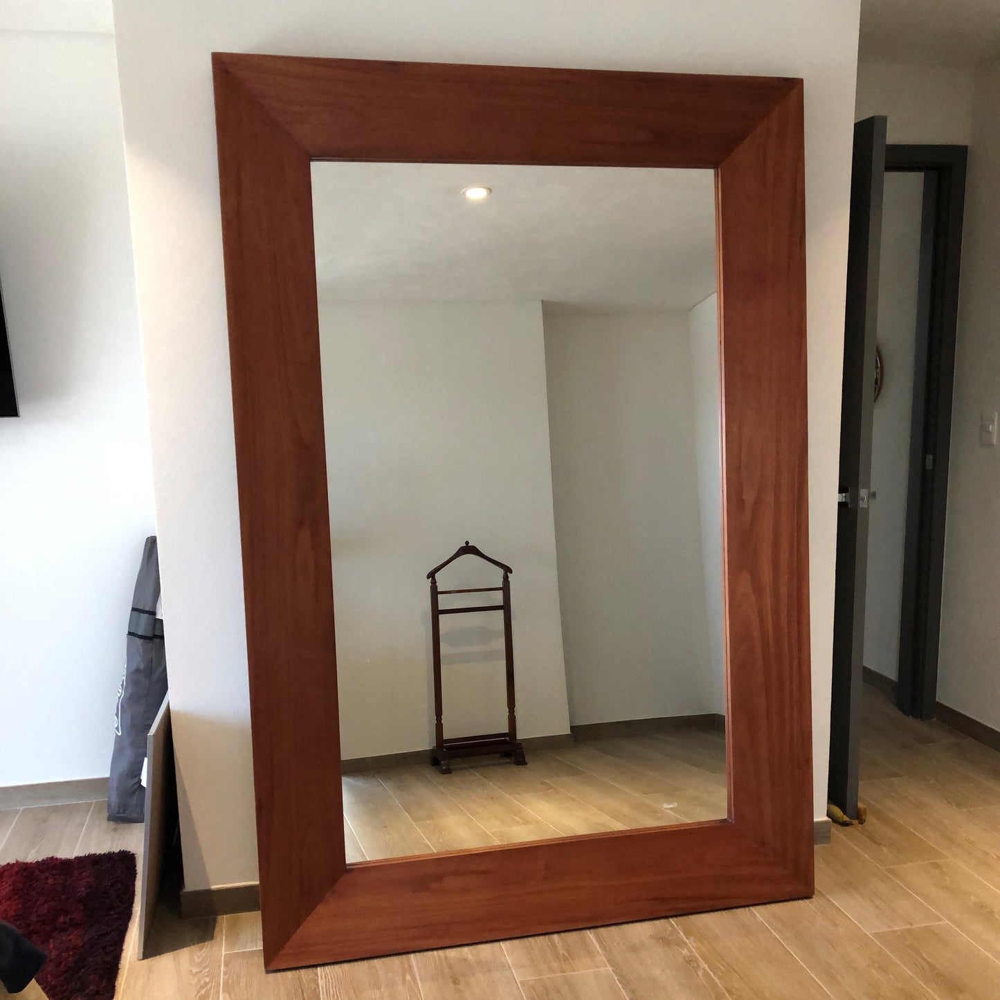 Espejo gigante con marco de madera, ideal para tu recámara o sala.