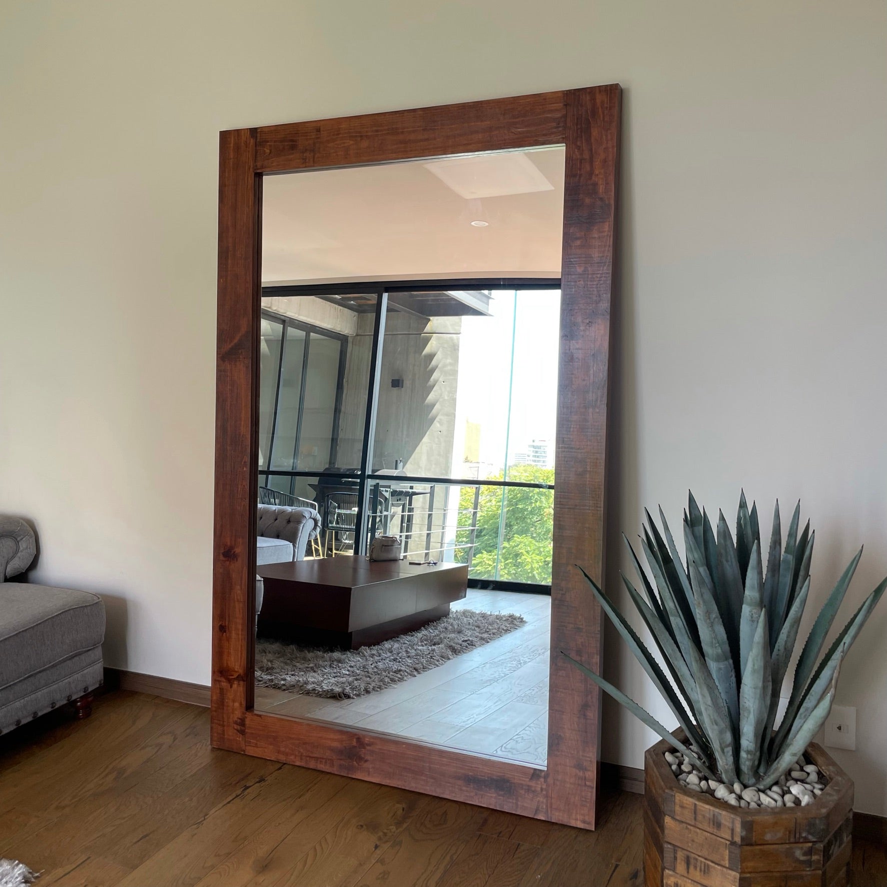 Espejo gigante con marco de madera triplay pino.