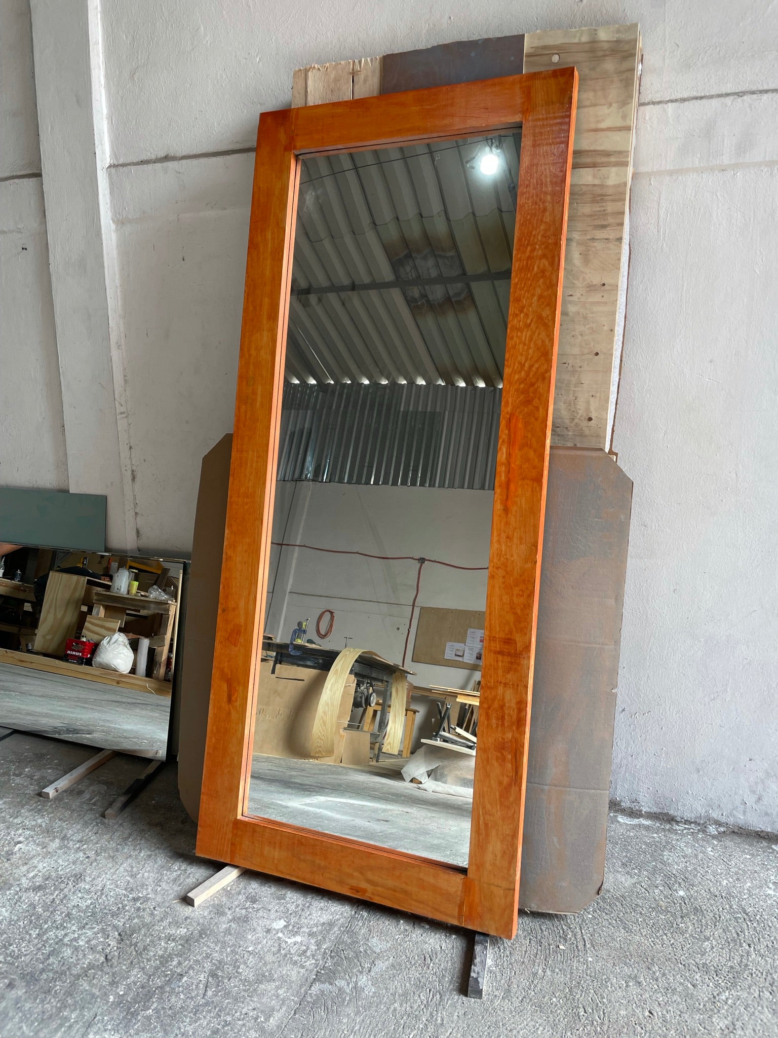 Espejo gigante Milán marco color cedro