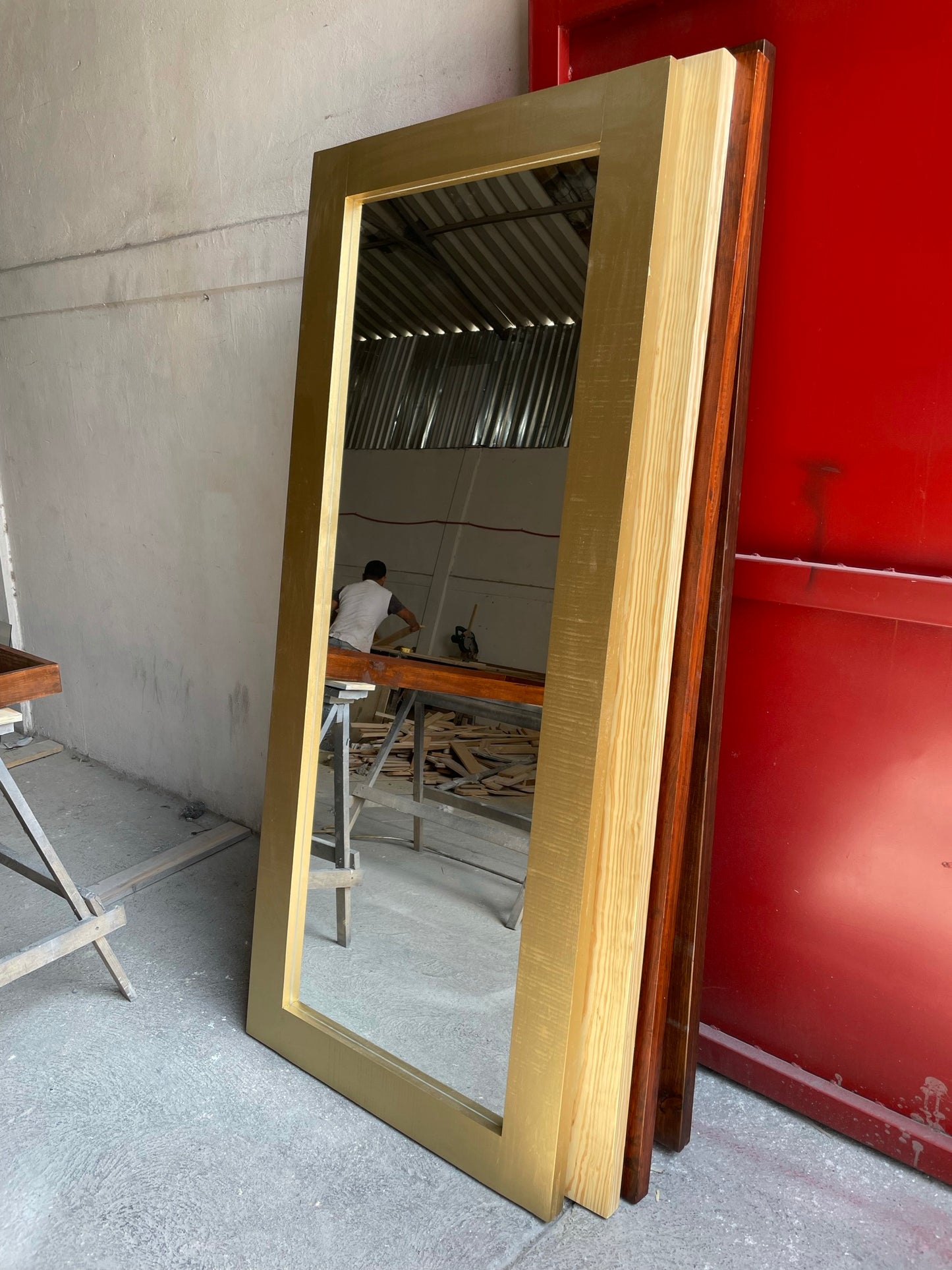 Espejo gigante Milán marco color dorado.