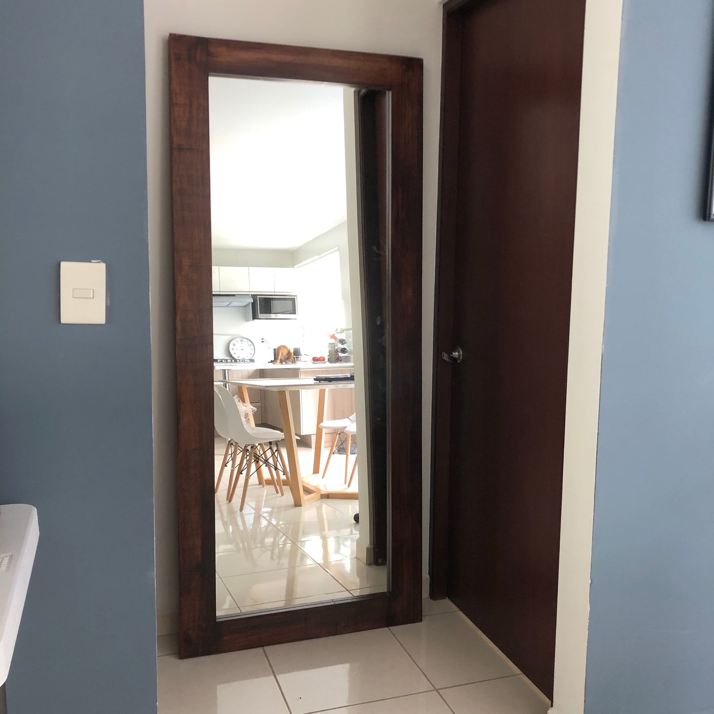 Espejo gigante Milán, marco color nogal.