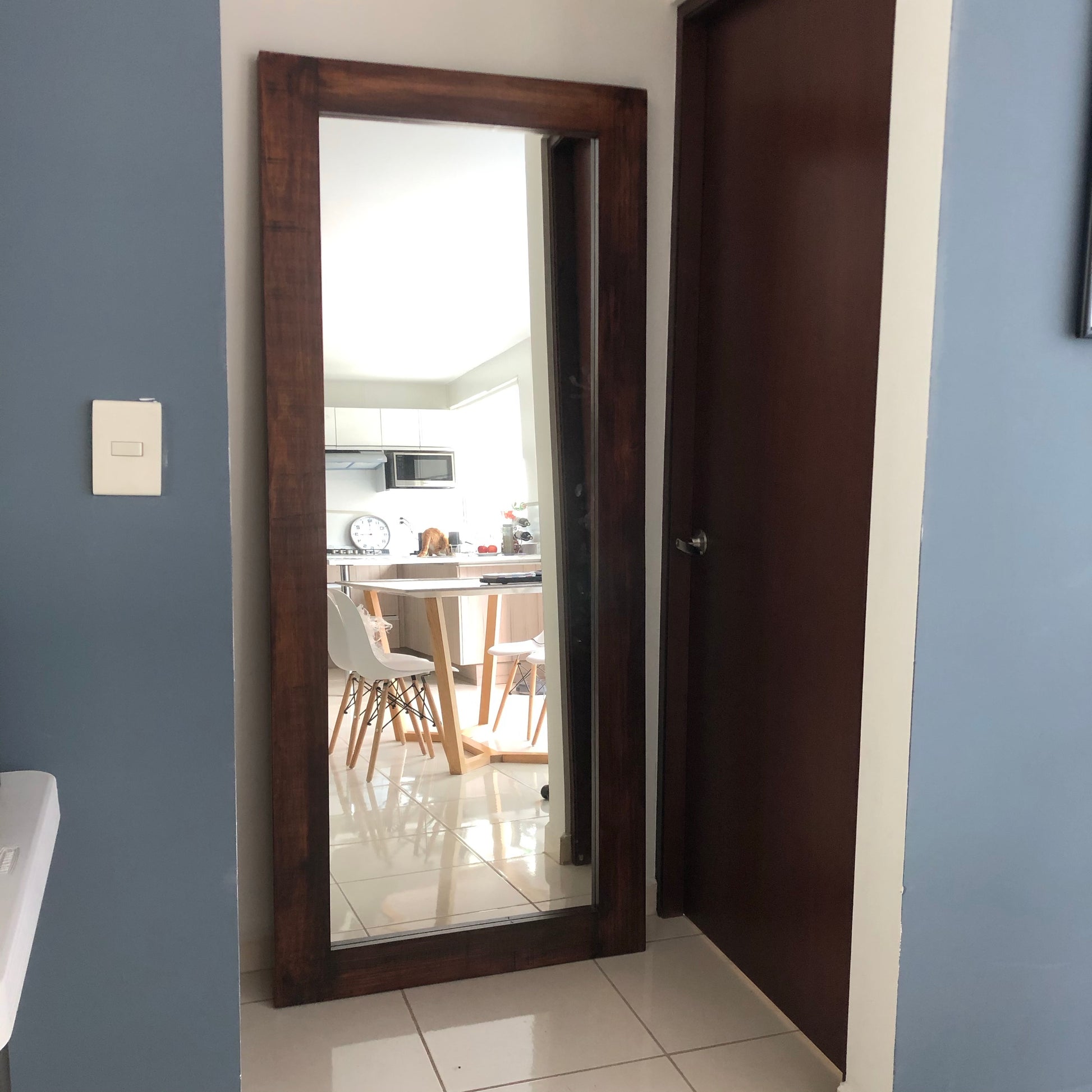 Espejo gigante Milán, marco color nogal.