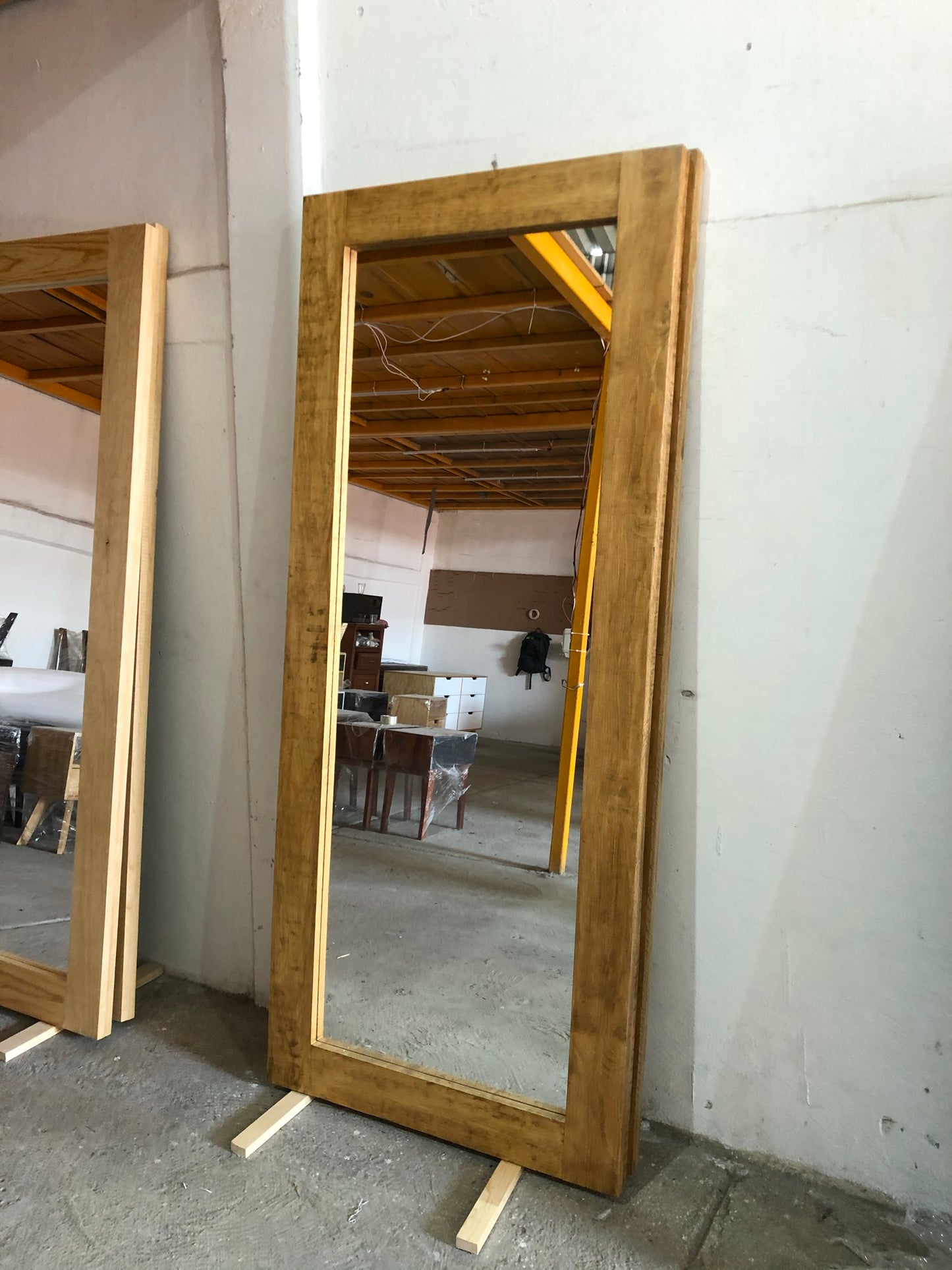 Espejo gigante Milán marco color olmo