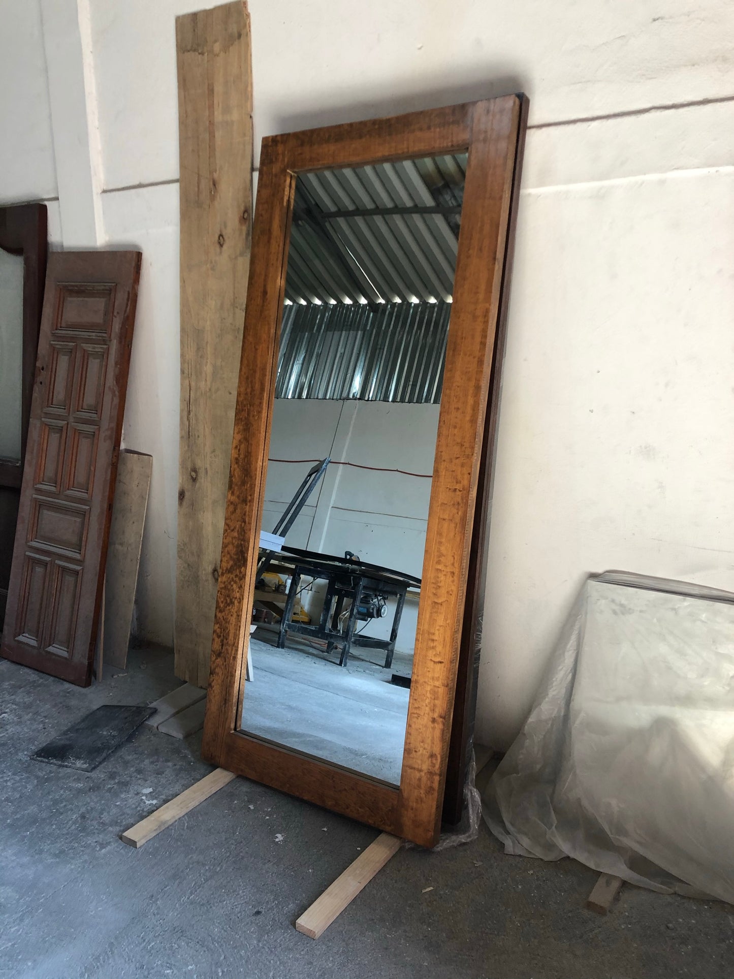 Espejo gigante Milán marco color roble.