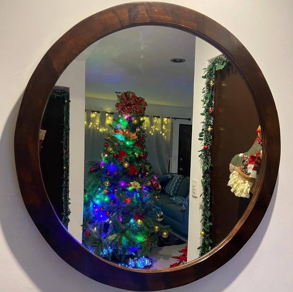 Espejo redondo con marco de madera, acabado en semi mate. 