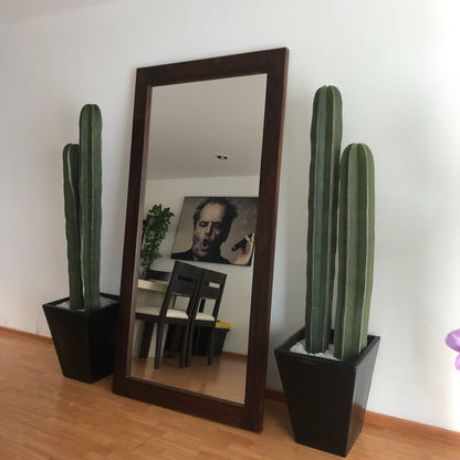 Espejo gigante con marco de madera de pino.