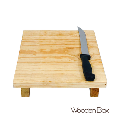 Tabla de pica de madera natural, con vista frontal mostrando sus detalles y acabdo.