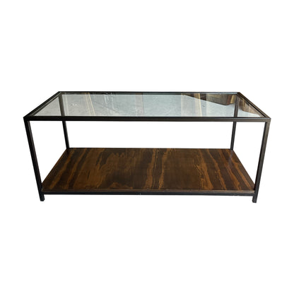 Mesa de centro, cubierta de cristal,  madera nogal en la parte inferior.