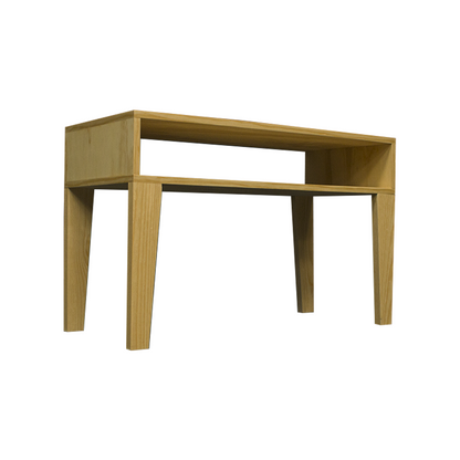 Mesa de centro en un tono natural pino, con espacio libre en la parte superior.