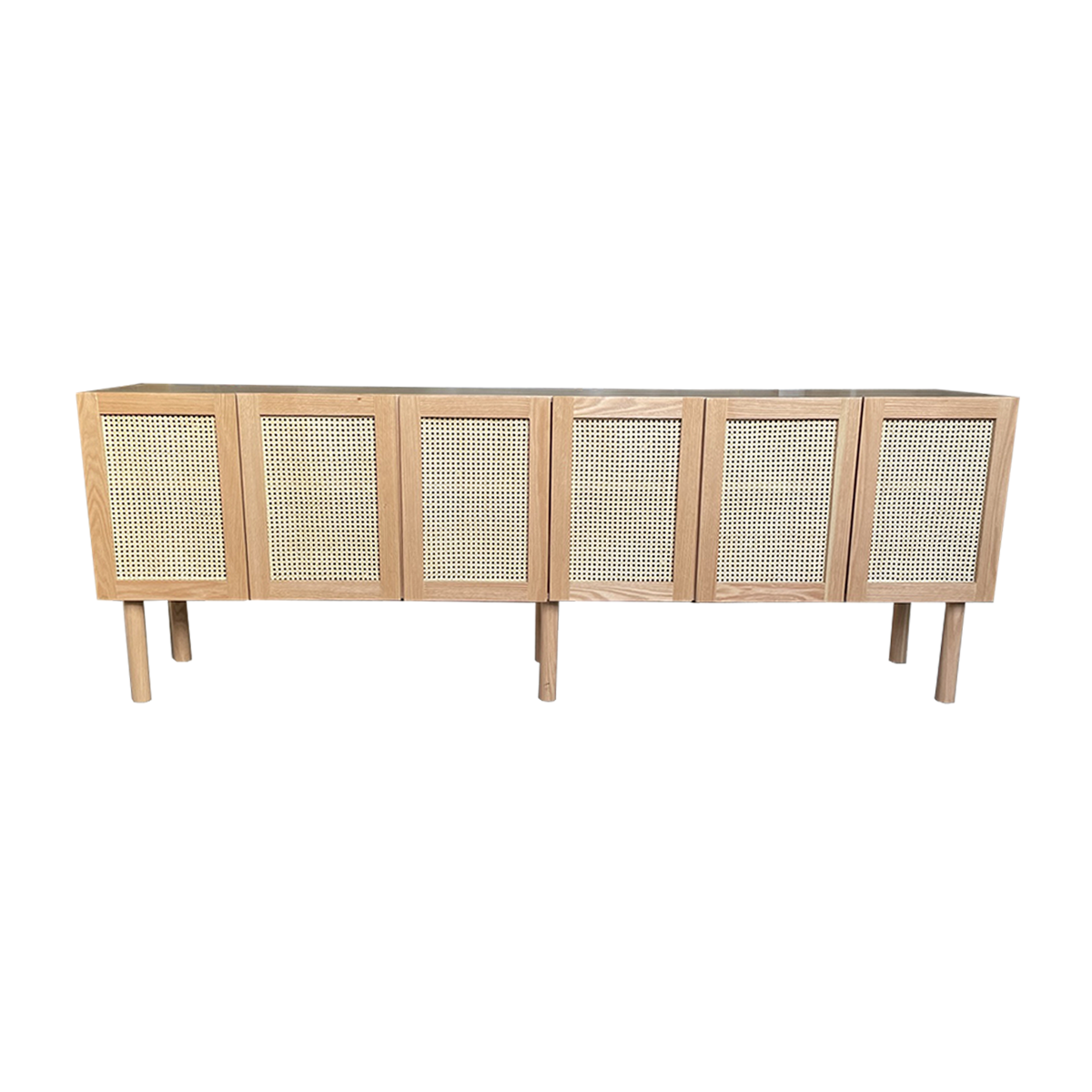 Mueble de Ruan, vista frontal,mostrando los detalles de las puertas de los entrepaños.