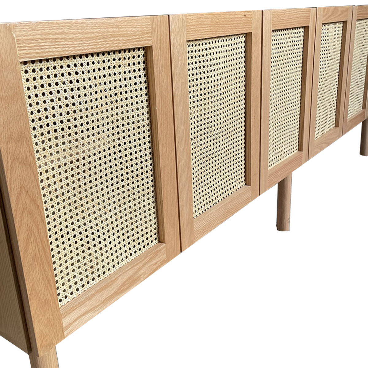 Mueble de Ruan, mostrando el acabdo de las puertas de los entrepaños. 