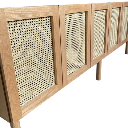 Mueble de Ruan, mostrando el acabdo de las puertas de los entrepaños. 