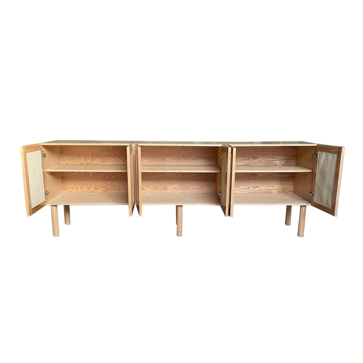 Mueble de Ruan, vista frontal del mueble mostrando los detalles y el espacio de los entrapaños.