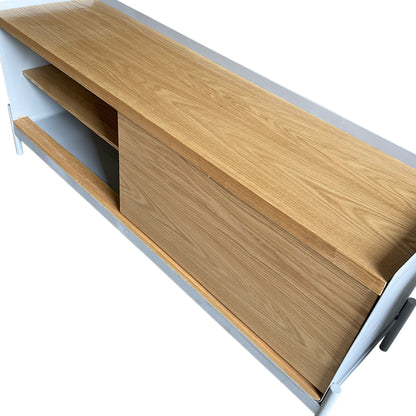Mueble de Tv Minsk parte superior lateral, mostrando los detalles y acado del mueble en un tono natural. 