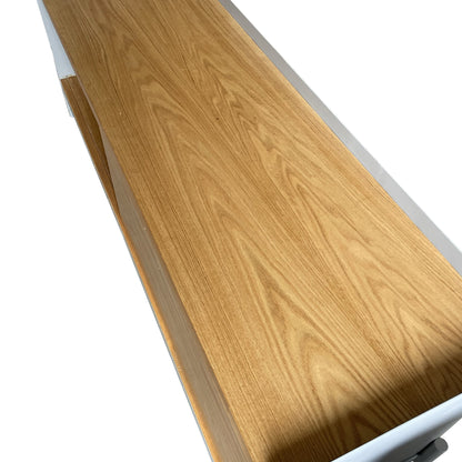 Mueble de Tv Minsk parte lateral superior viendo el acabdo en madera natural. 