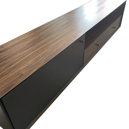 Mueble para TV, vista lateral superior del mueble viendo los acabados en madera oscura. 