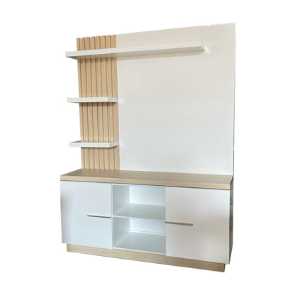 Mueble para TV con tres repisas  blancas, puertas laterales y un compartimiento central.