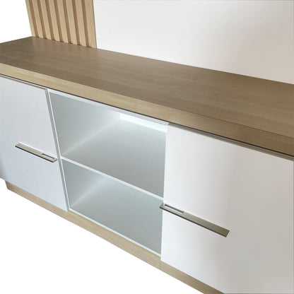 Mueble para TV, vista a detalle de los compartimientos centrales.