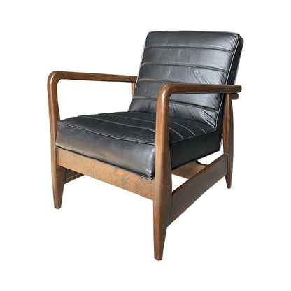 Sillón Dover con vista a detalle de la parte lateral, con estructura de madera en tono natural, asiento y respaldo acolchonado.
